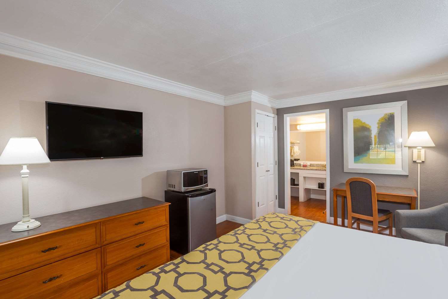 Casa Bella Inn & Suites 51/55