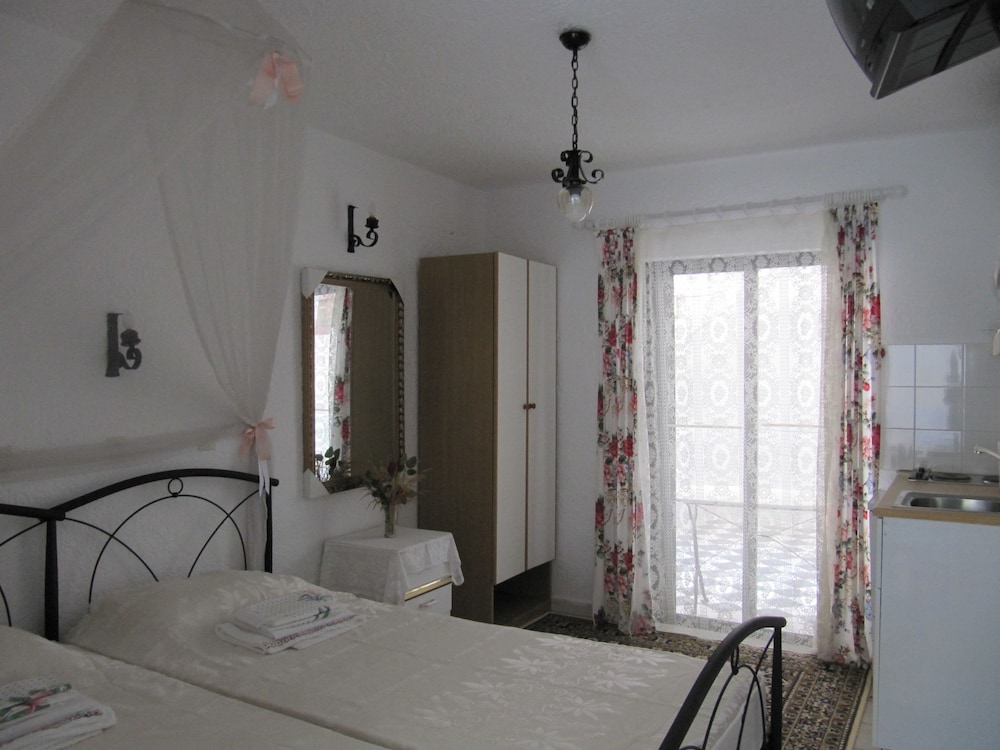 Castellino Studios 13/50