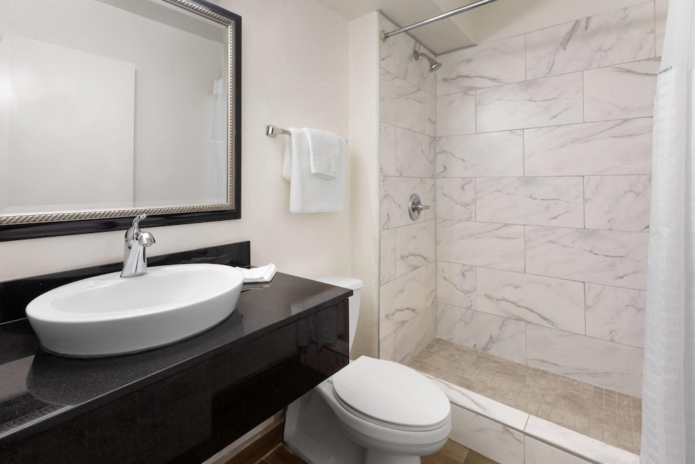 Travelodge by Wyndham Madison Heights MI 40/41