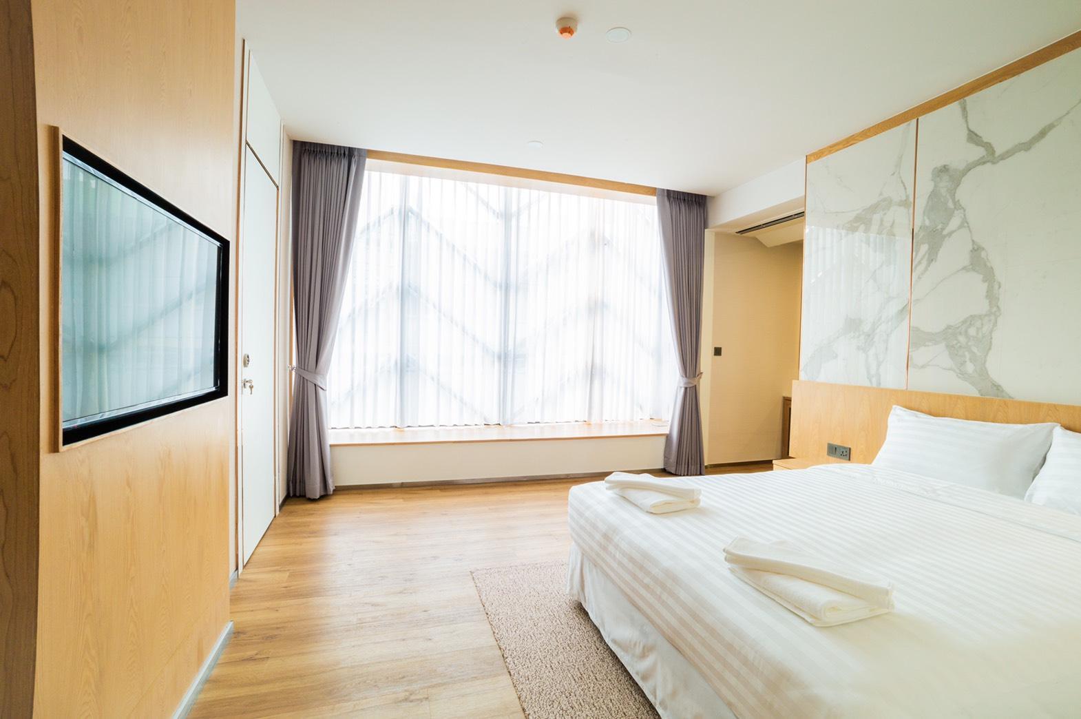 DELUXE, DOUBLE BED