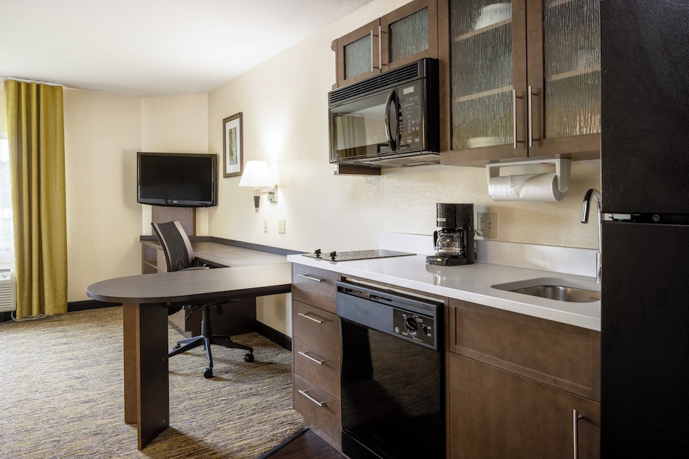 Candlewood Suites Windsor Locks Bradley Arpt 44/56