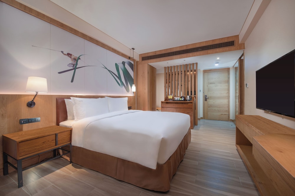 غرفة قياسية بسرير كينج في طابق مرتفع، Holiday Inn Jilin Beidahu 3/7