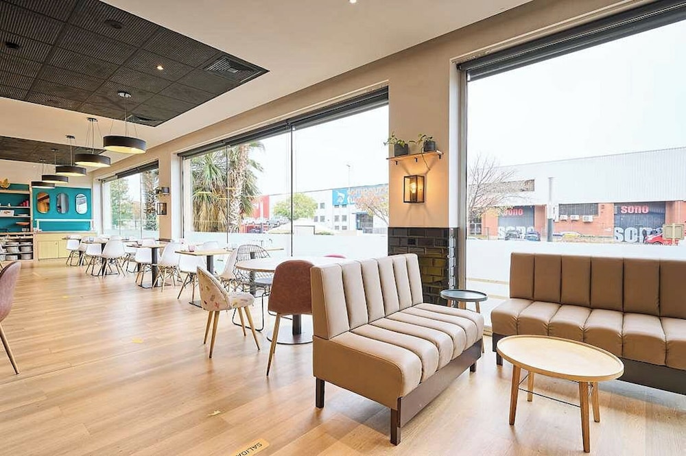 Travelodge BCN Cornella Fira 33/56