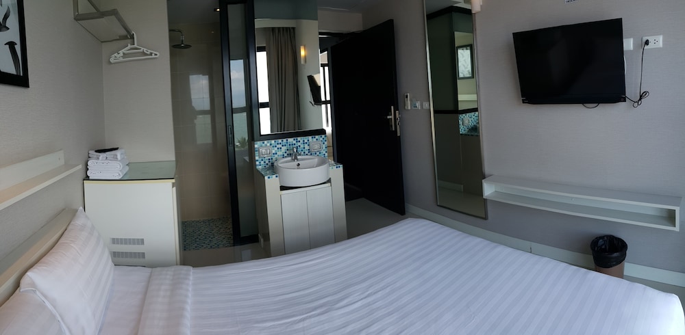 Serenotel Pattaya Beach Front 20/50