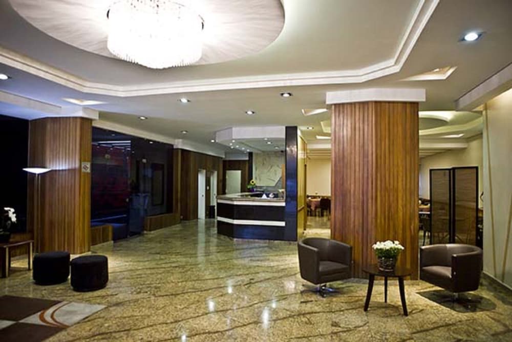 Carillon Plaza Hotel 8/50