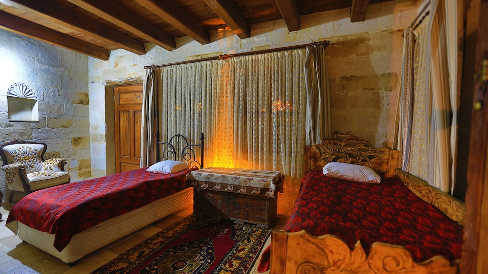 Holiday Cave Hotel 38/81