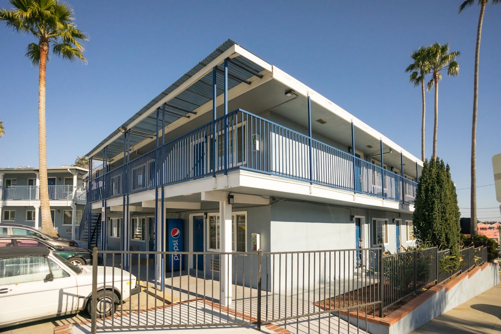 Salt Air Lodge 4/50