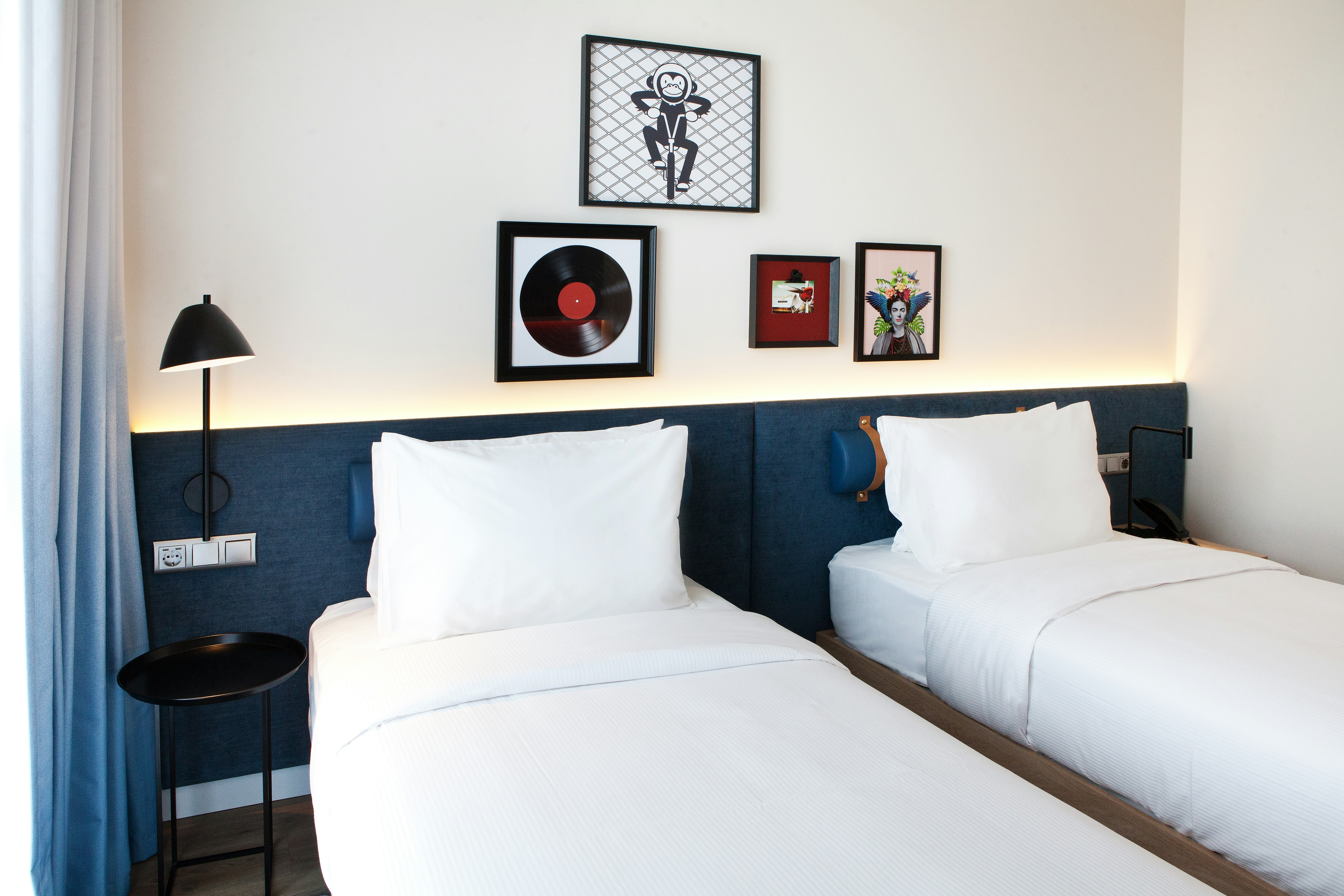 ROOM, TWIN BEDS