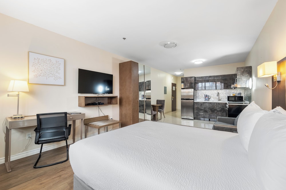 Efficiency, Suite, Single, Queen Bed, Sofa، Hotel Montreal Metropolitan, an Ascend Collection Hotel 2/3