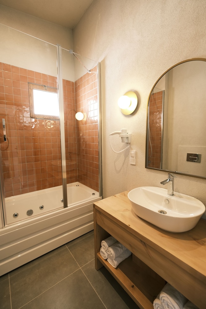Nephos Hotel 50/50