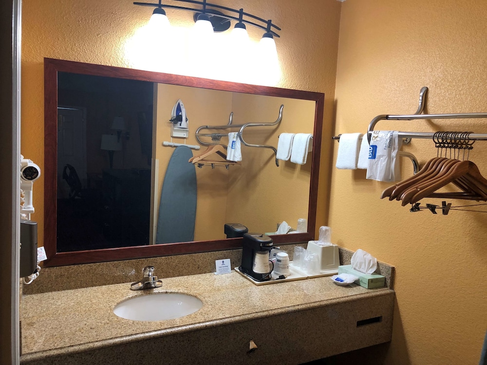 Best Western Executive Inn Grove City 8/28