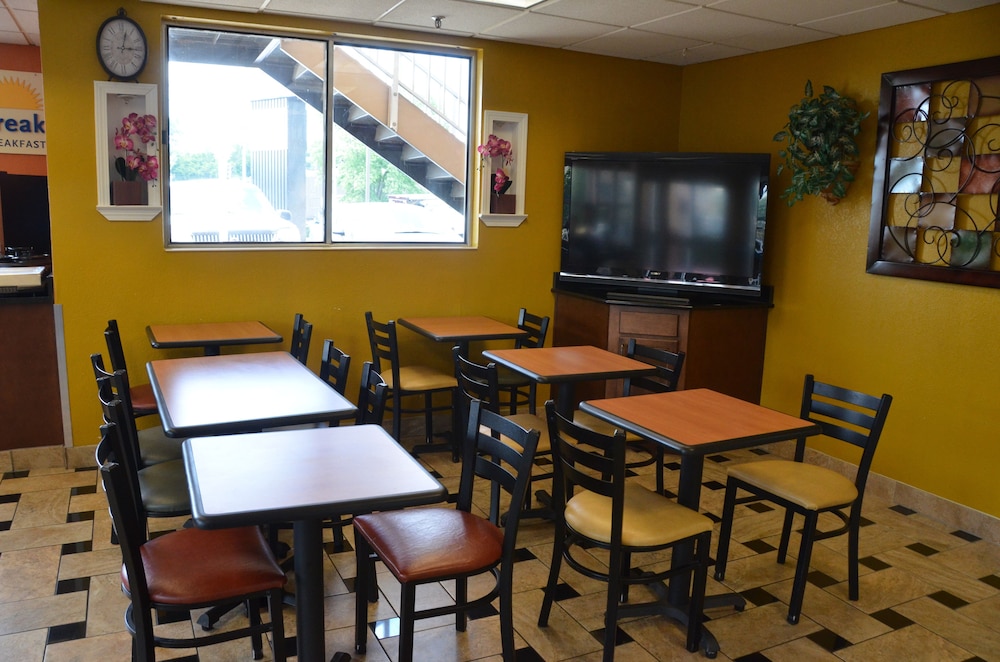 Days Inn by Wyndham Nashville Airport 15/26