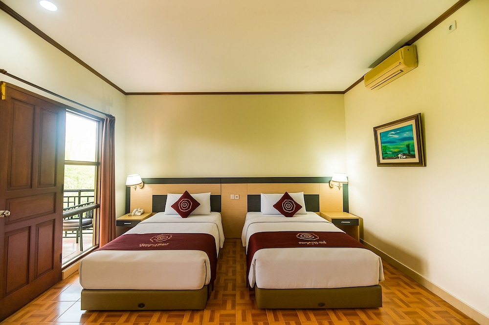 Deluxe, Queen Bed, Valley View