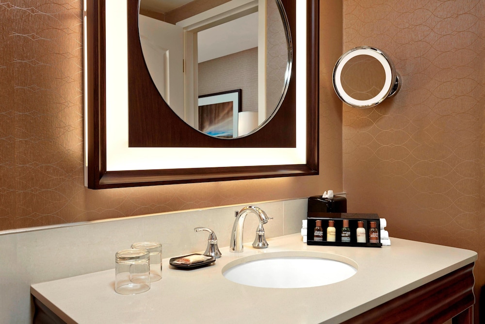 Sheraton Suites Calgary Eau Claire 13/52
