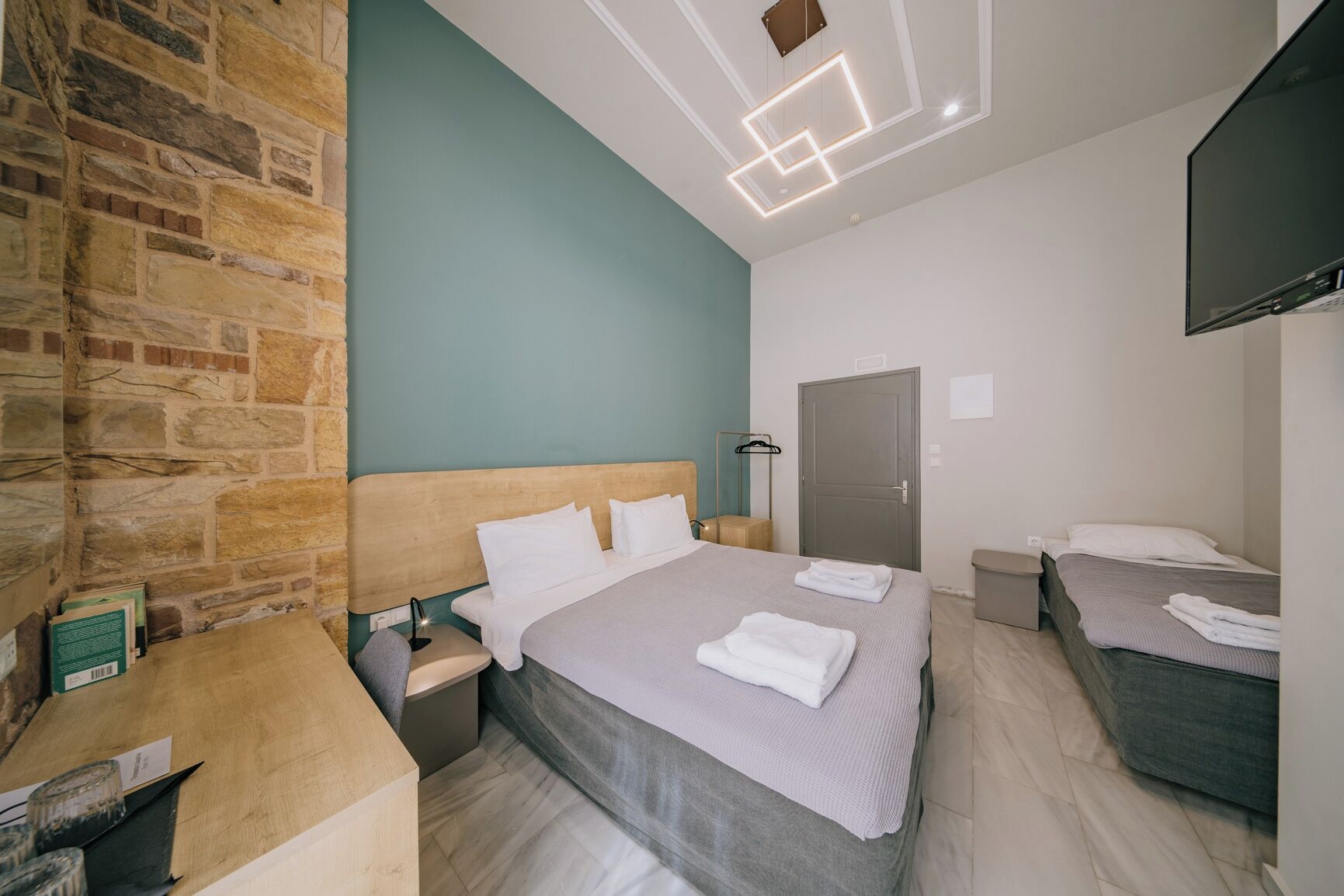 EXECUTIVE, TRIPLE, 3 BEDS