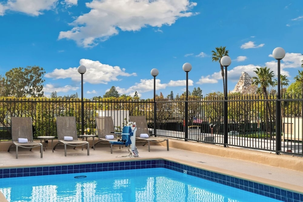 Camelot Inn And Suites 36/62