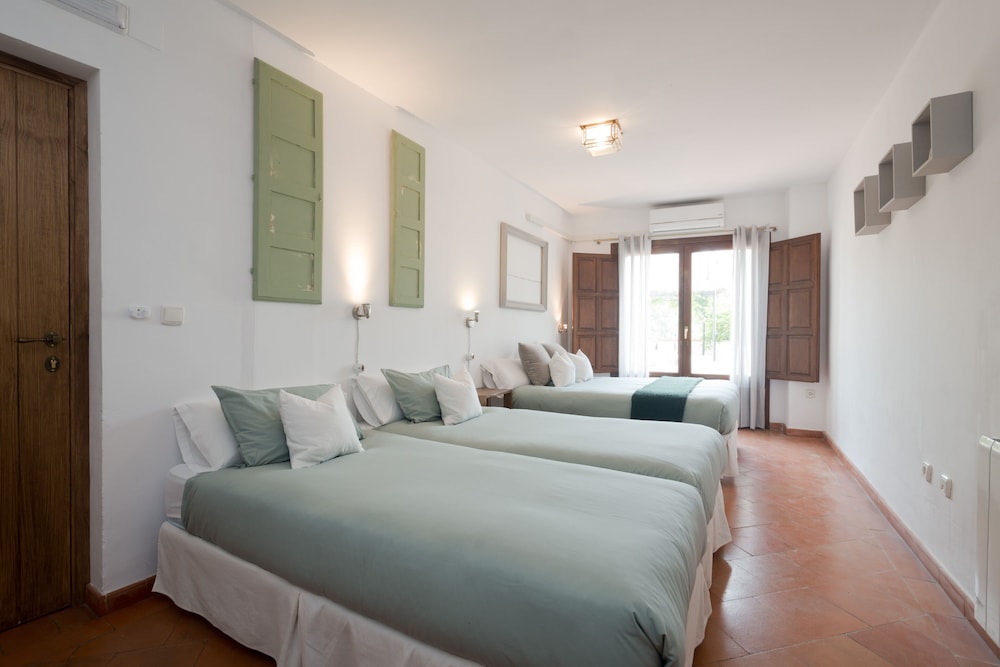 Alhambra, Quadruple, Double and Twin Beds, Private Bathroom