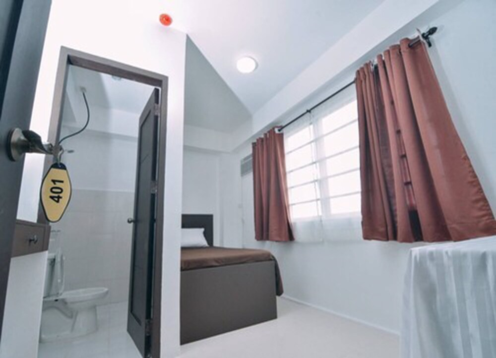 The Strand Suites And Dormitel 4/48