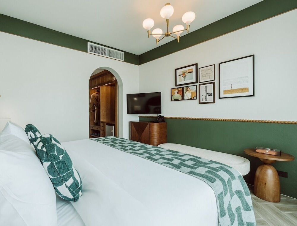 Superior, Twin Beds, Pool Access