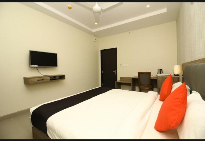 Hotel Sindhura Grand 10/12