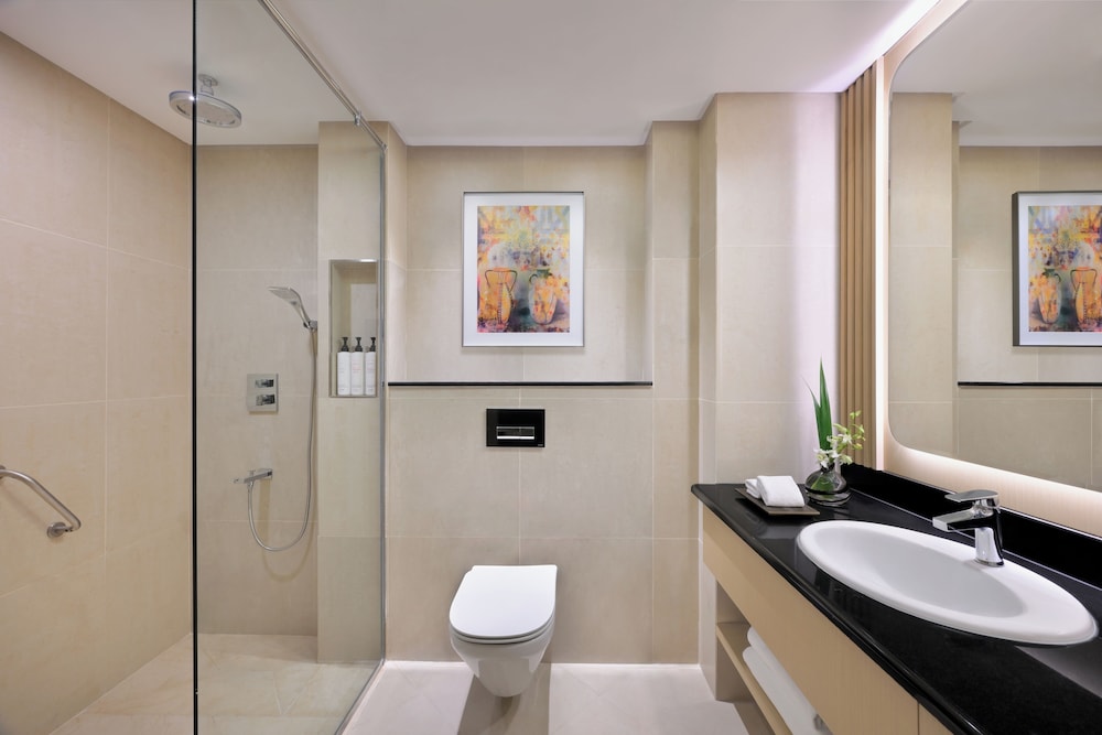 غرفة ديلوكس بسرير كينج، Swissotel Al Murooj Dubai 5/9