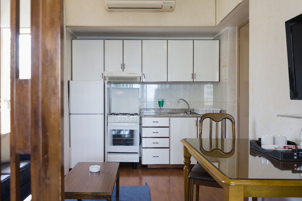 Holiday Home Suites 7/48