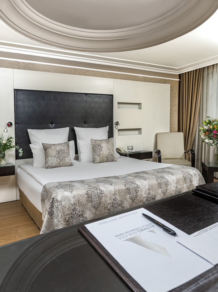 Senior, Suite, Queen Bed