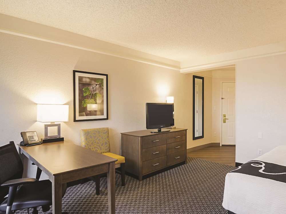 La Quinta Inn & Suites by Wyndham Denver Airport DIA 30/43