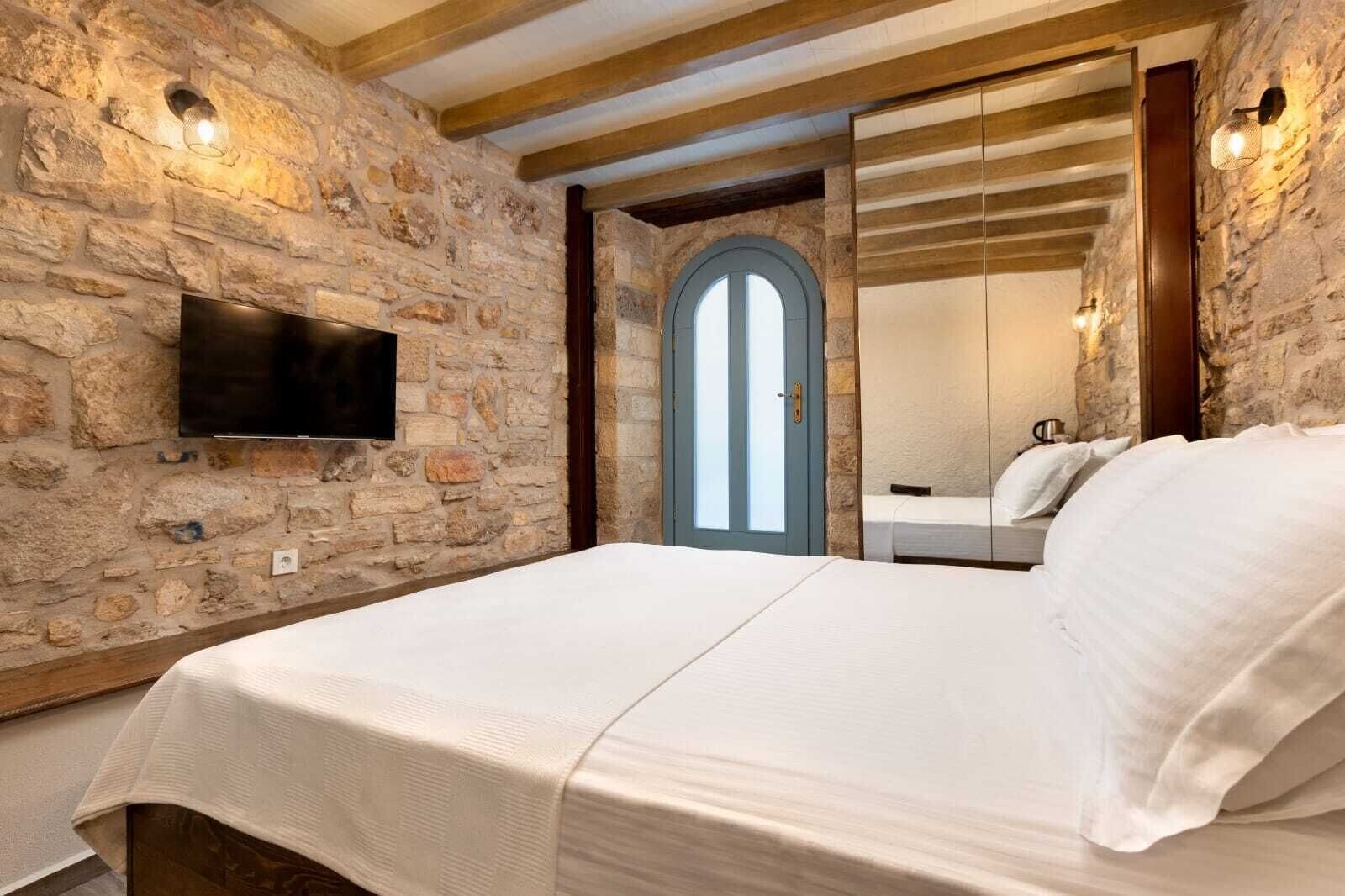 STANDARD, QUEEN BED, COURTYARD VIEW