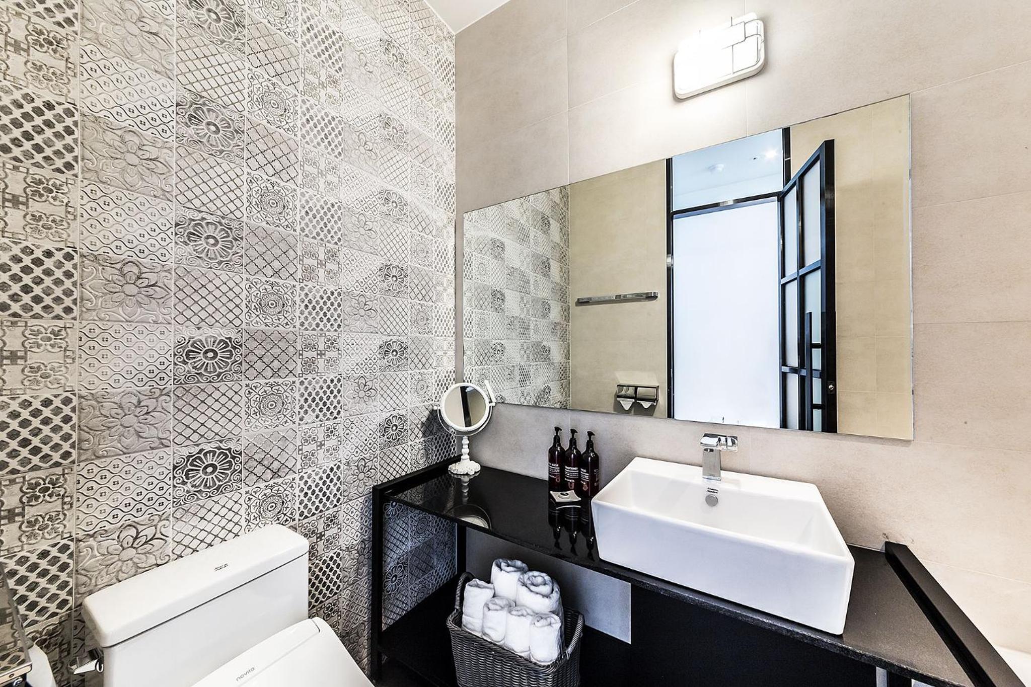 Room, Ocean View, H Avenue 7/8