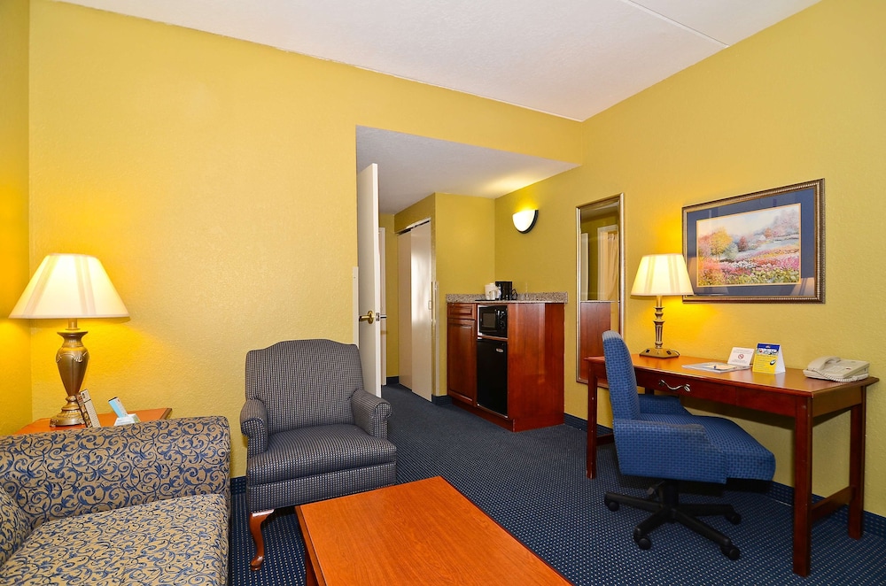 Executive Inn & Suites 22/39