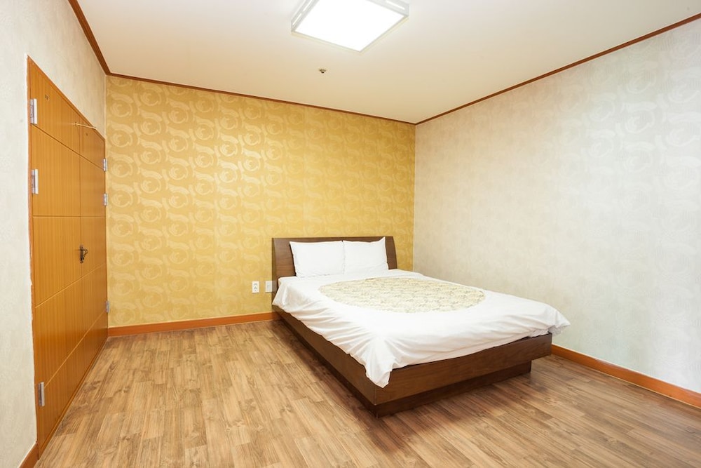 GOLD, SUITE