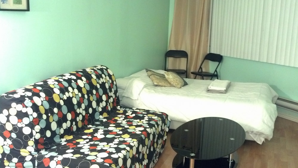 Toronto Furnished Living 10/52