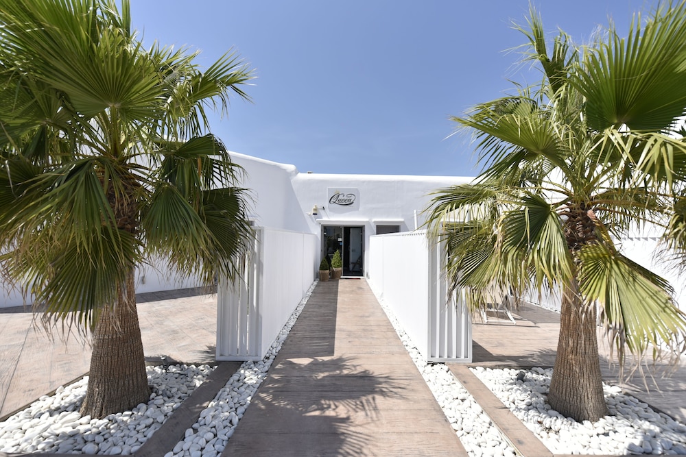 Queen Boutique Suites 24/38