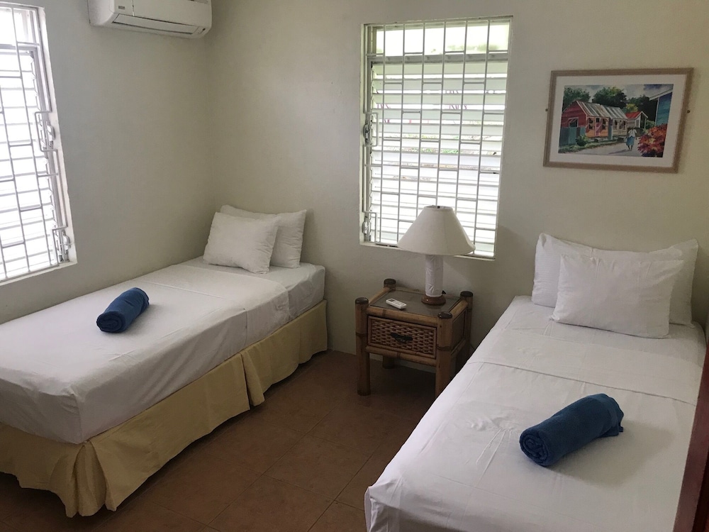 Coconut Court Beach Hotel 12/50