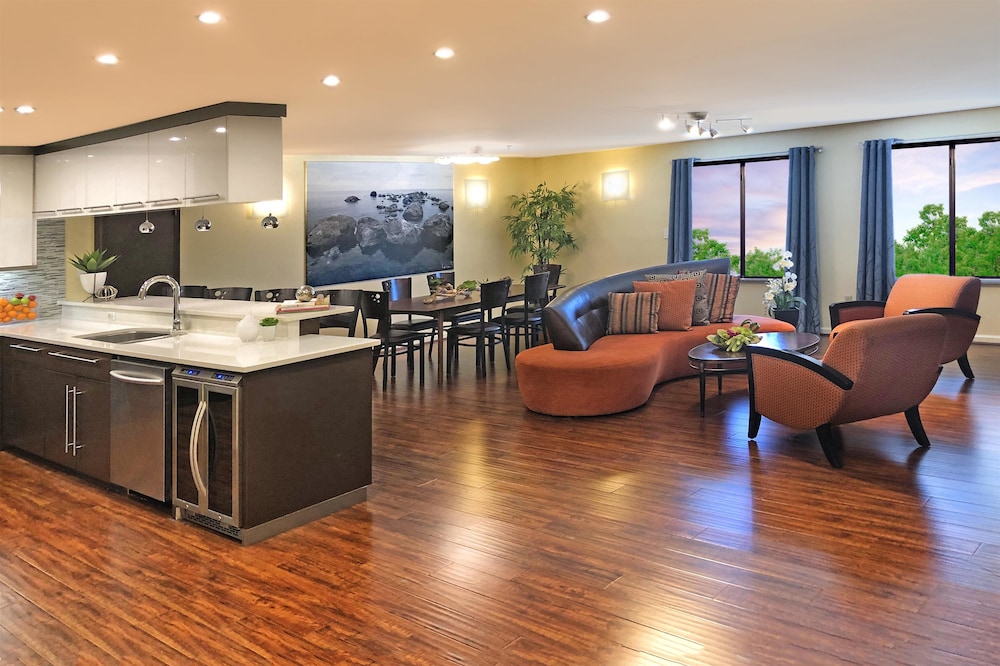 Best Western Plus Hotel Lewisville Flower Mound 24/40