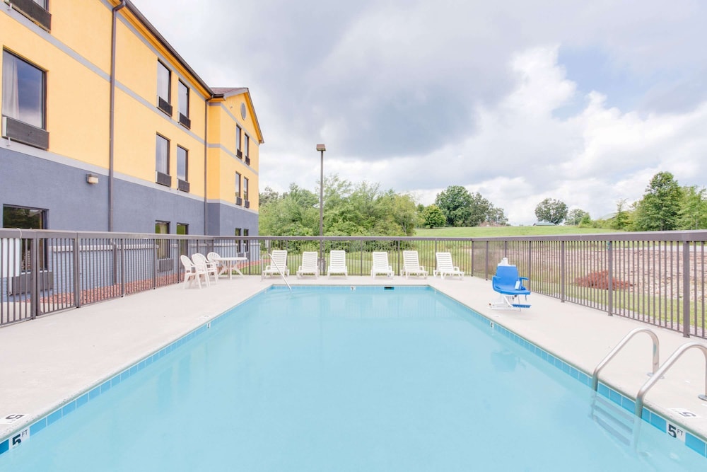 Super 8 By Wyndham Crossville Tn 13/22