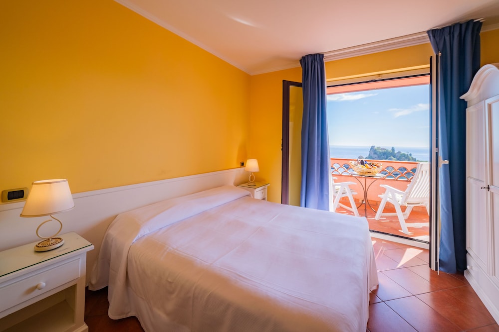 Mendolia Beach Hotel 5/47