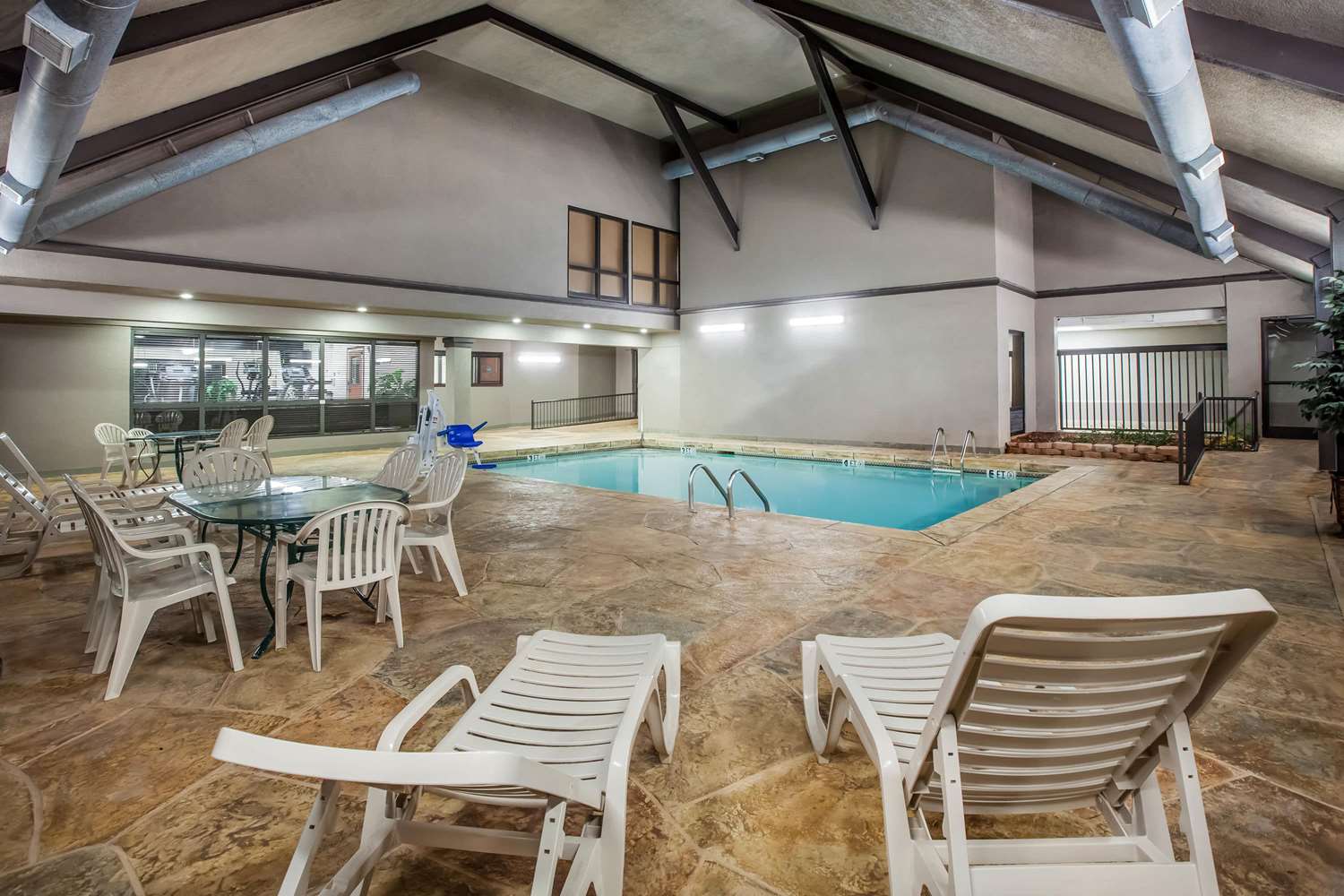 Days Inn & Suites by Wyndham Tyler 12/22