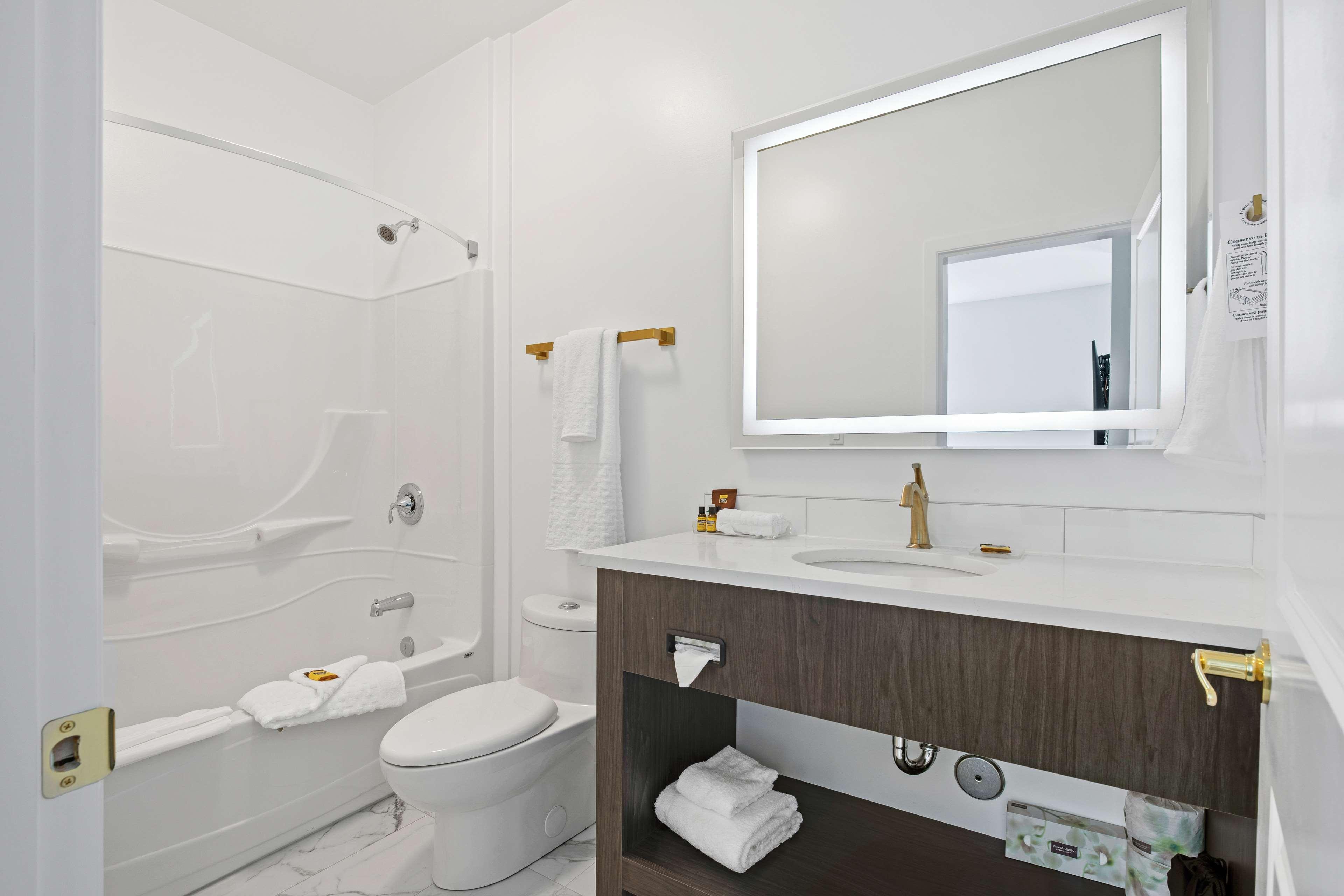 جناح بسريرين كينج بمنطقة جلوس بمطبخ، Crown Columbia Hotel Bw Premier Collection 2/2