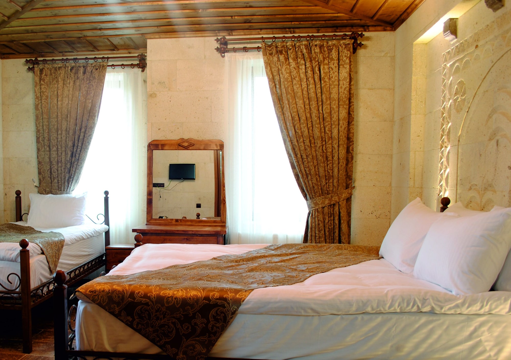 STUDIO, SUITE, JETTED TUB