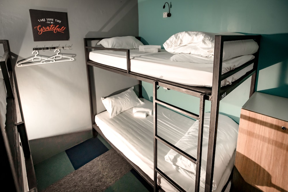 Vibrant Hostel 50/50