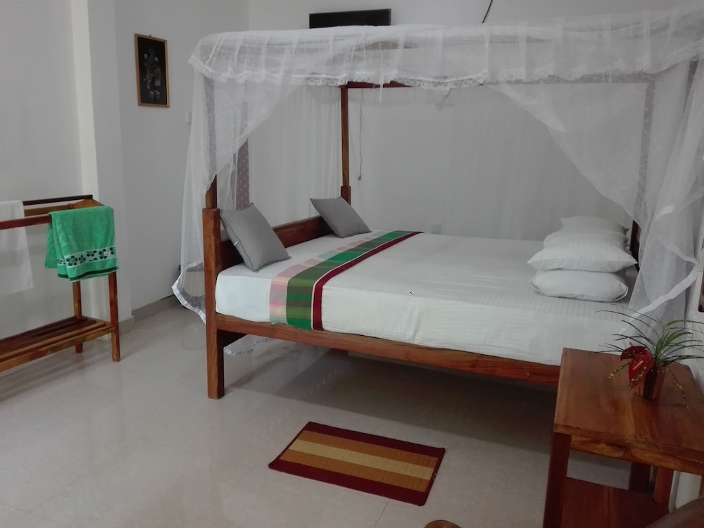 DELUXE, KING BED, PARTIAL SEA VIEW, BALCONY