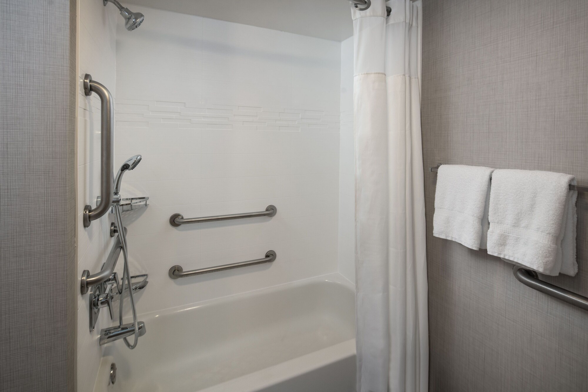 جناح بسرير كوين بغرفة نوم واحدة مع أريكة لذوي الإعاقة، Sonesta Es Suites Fairfax Fair Lakes 5/7