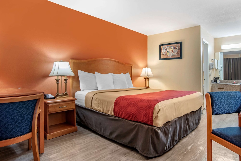 Standard, King Bed, Econo Lodge Inn & Suites Evergreen 2/7