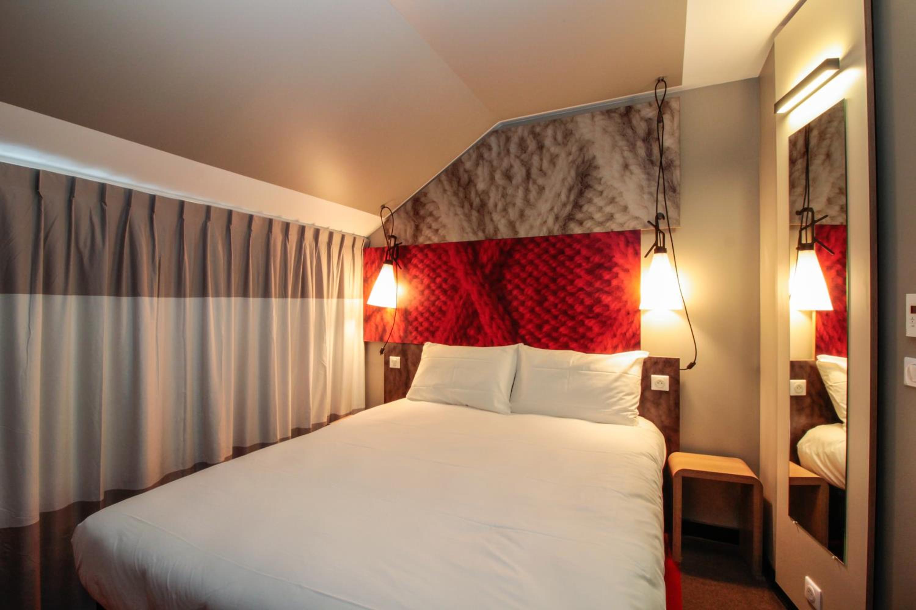Standard, Queen Bed