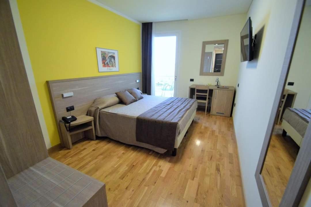 Room, Quadruple