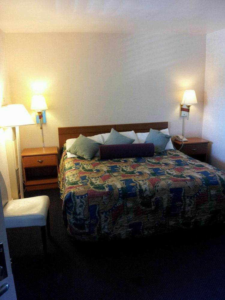 Town House Motel 13/46