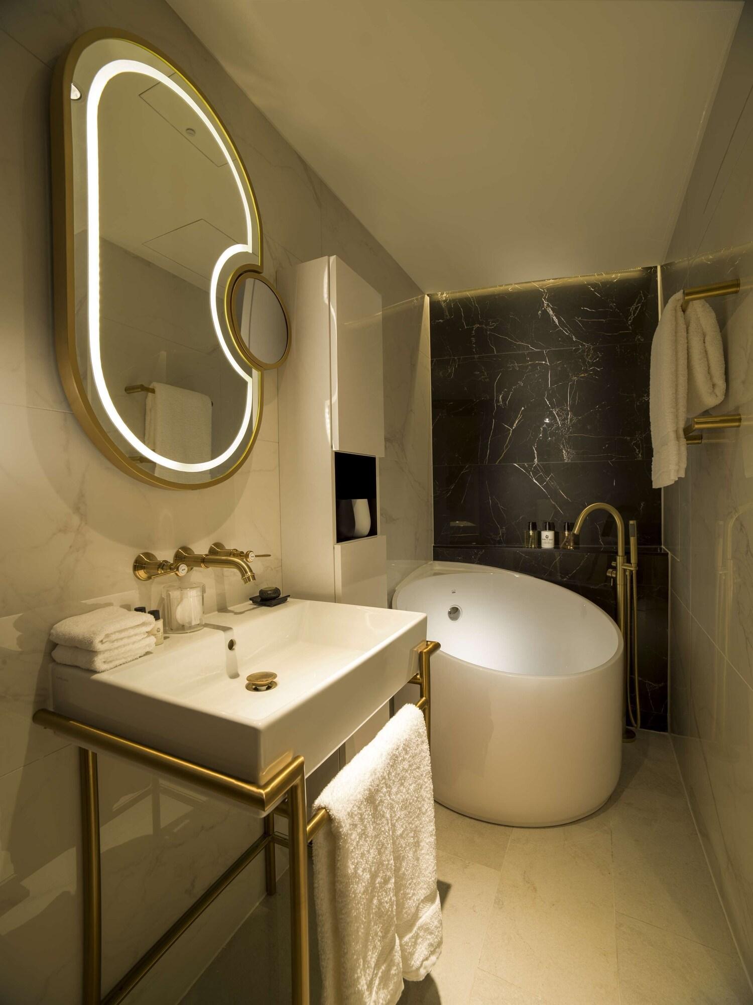 3 Bedrooms, Astor, Residence