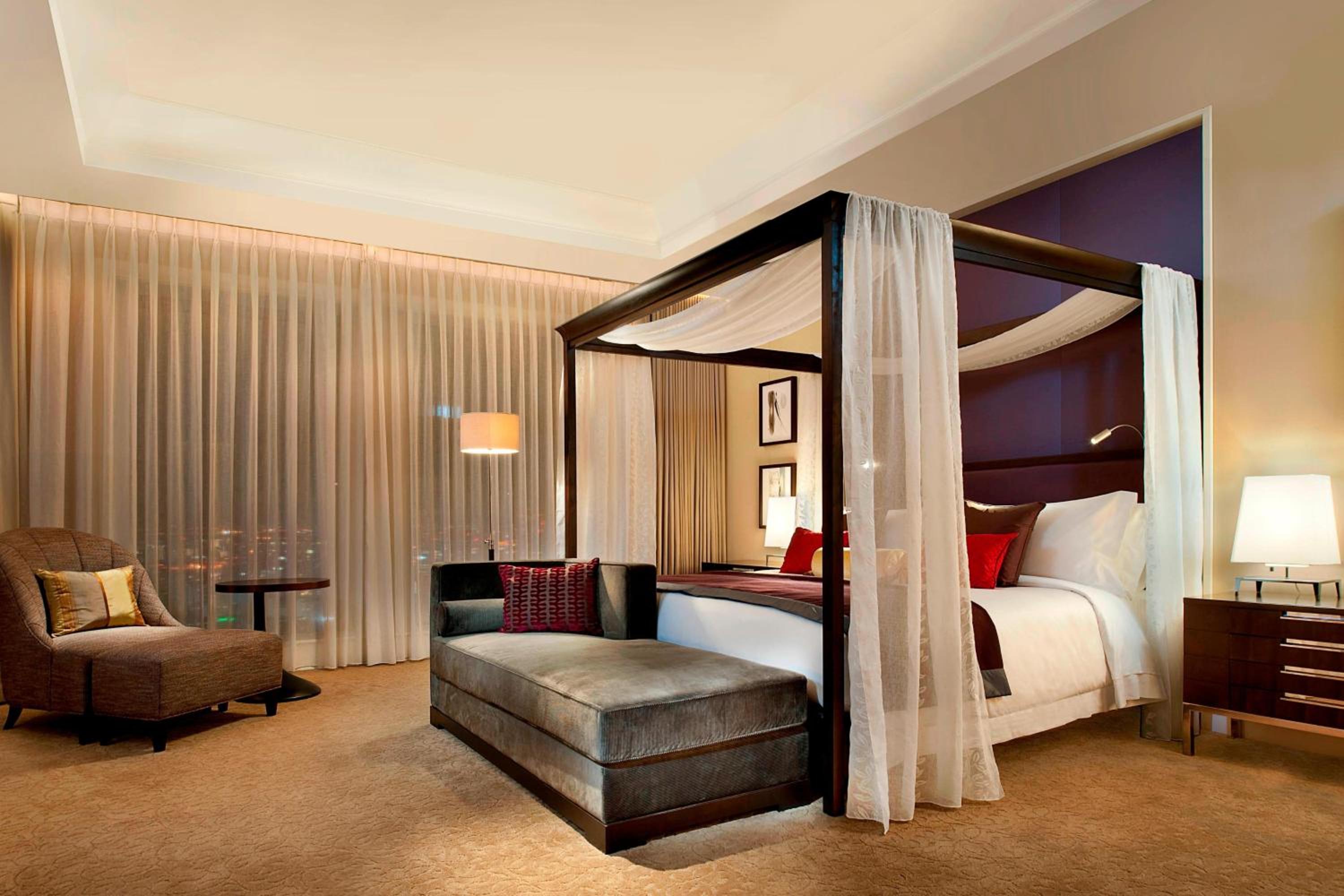 Presidential, Suite, King Bed, Skyline View, Corner
